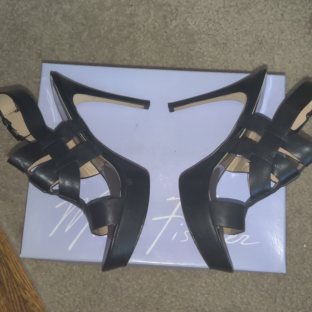 Woman's black 5 inch heel